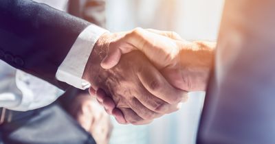 Zwei Männer besiegelt eine Partnerschaft mit einem Handschlag