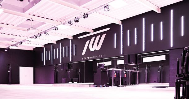 In der Fitnesshalle von Roger Federer ist das Logo der Körperwerkstatt zu sehen und Boxsäcke