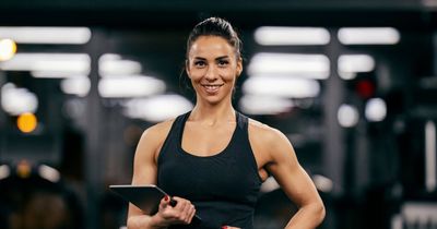 Sportliche Frau mit Tablet im Fitnessstudio