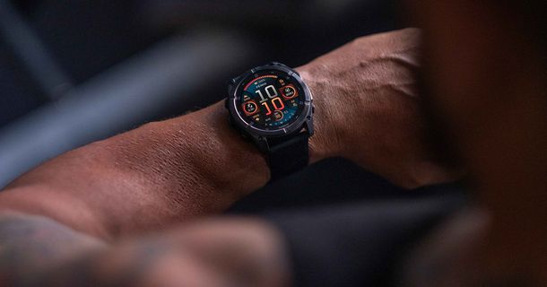 Garmin Uhr an einem linken Handgelenk