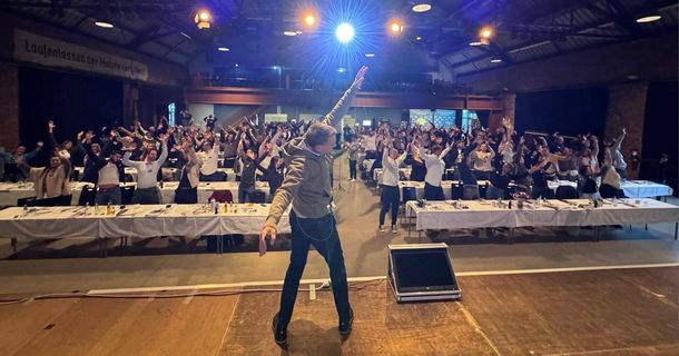 Marco Kämmerling animiert Gäste bei KWS Event auf der Bühne