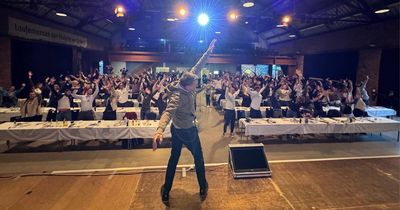 Marco Kämmerling animiert Gäste bei KWS Event auf der Bühne