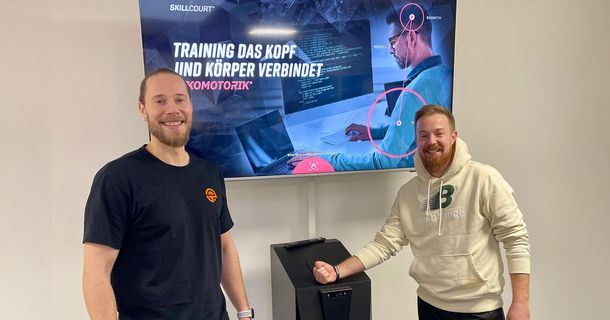 Moritz und Marten Lange von Langefit stehen vor dem SKILLCOURT®