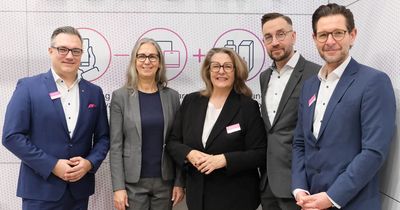 Geschäftsführer von NOVENTI und dem IFK posieren vor einer Wand