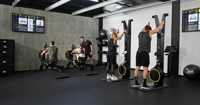 Trainingsgruppe trainiert an Trainingsgeräten der Technogym Skill Line