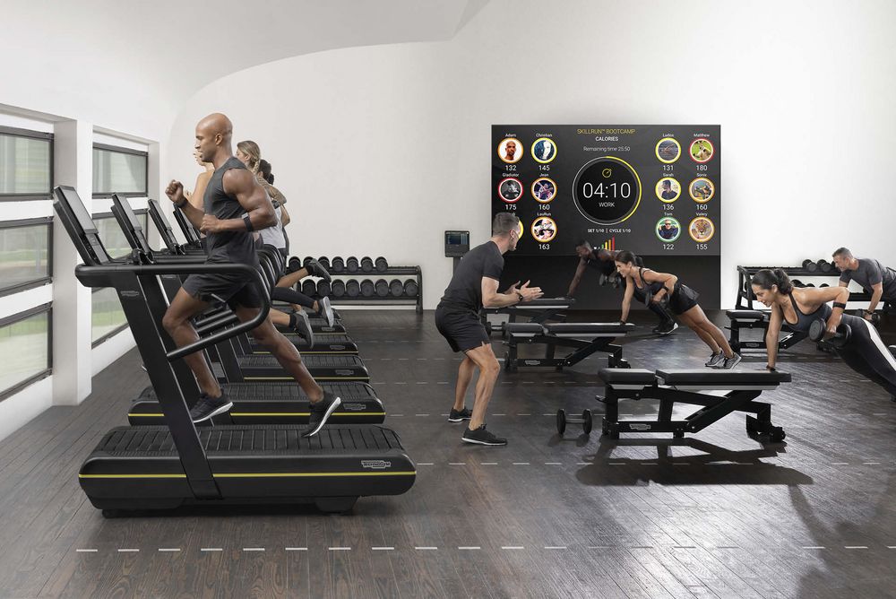 Athleten trainieren an Trainingsgeräten der SKILL LINE von Technogym