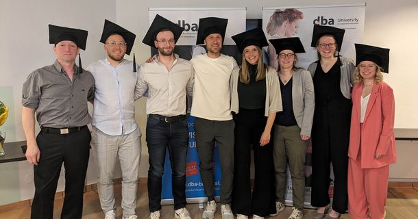 Gruppenbild mit den Absolventen des Studiengangs