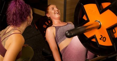 Frau beim Training auf Beinpresse in FitX-Studio