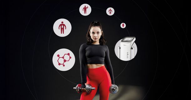 Fitnessstudiomitglied mit Hanteln