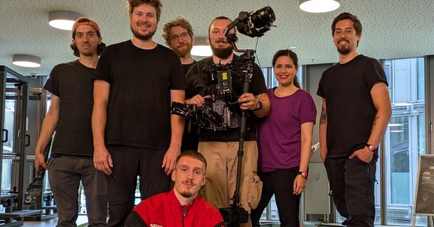 Die Filmcrew, Moderatorin Donya Farahani und Azubi Georgios Lazaridis