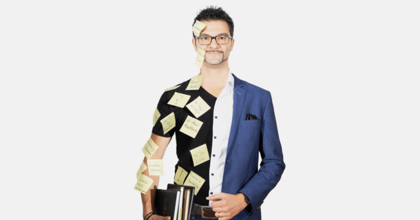 Raphael Stenzhorn trägt auf der linken Körperhälfte ein schwarzes T-Shirt mit Post It und auf der rechten einen blauen Anzug.