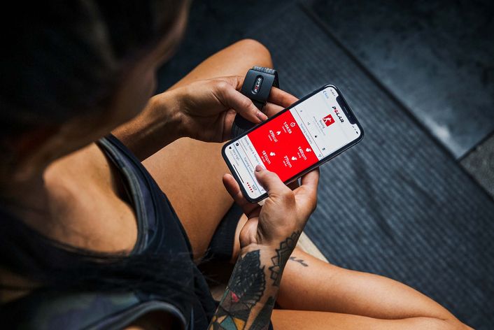 Blick über die Schulter auf die Trainingsapp von Polar Verity Sense