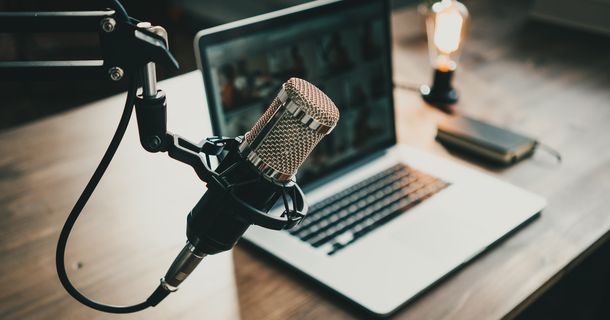 Podcast-Setup mit einem Mikrofon und einem Laptop