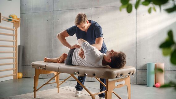 Physiotherapeut freut sich über die bessere Stimmung in seiner Branche