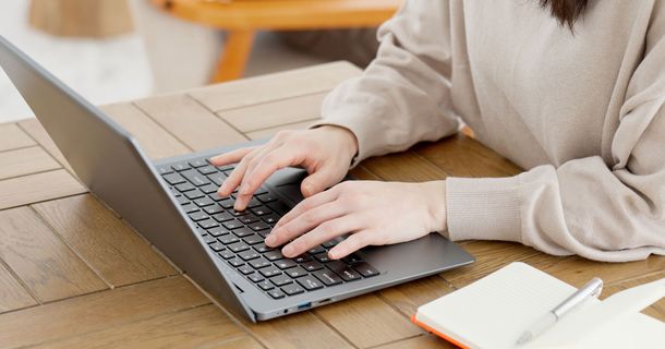 Frau am Laptop