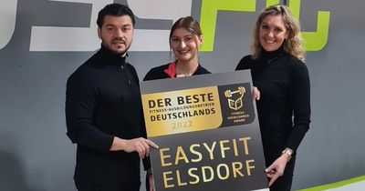 Die Geschäftsführung des EasyFit Elsdorf mit ihrer Auszeichnung als bester Ausbildungsbetrieb