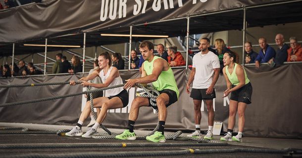 Bis 2030 wird PUMA HYROX mit offizieller Sportbekleidung ausstatten und exklusiver Presenting-Partner der HYROX-Weltmeisterschaften werden. PUMA hat außerdem drei weitere Elite-Athleten von HYROX als Markenbotschafter unter Vertrag genommen.