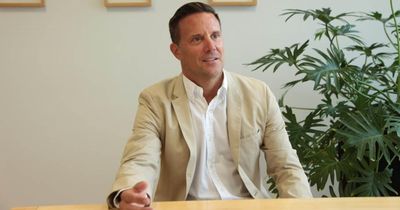 Dirk Rupprecht, Gründer und CEO der FITCOMPANY, sitzt am Schreibtisch 