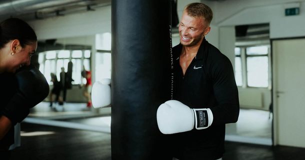 Zwei Boxer trainieren am Boxsack im Rahmen eines HEAVYBAG-Trainings