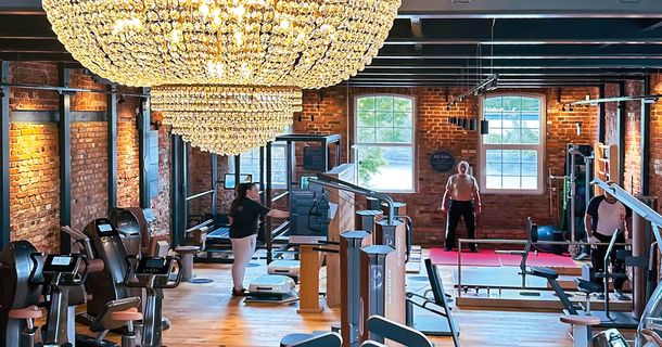 In dem Gesundheitszentrum von aktiVital stehen unterschiedliche Trainingsgeräte und ein großer Kronleuchter