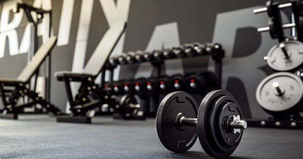 3D-Illustration von Hanteln und Fitnessgeräten für Training, Bewegung und gesundes Leben im Fitnessstudio oder Trainingsraum.