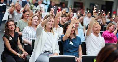 Zuschauer mit Handy beim Health Business Congress