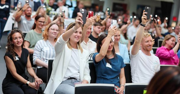 Zuschauer mit Handy beim Health Business Congress