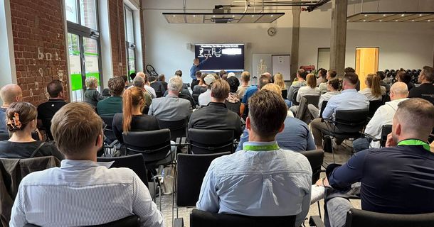 Zuhörer vor der Bühne beim 5. Fitnesswissenschaftskongress der IST-Hochschule