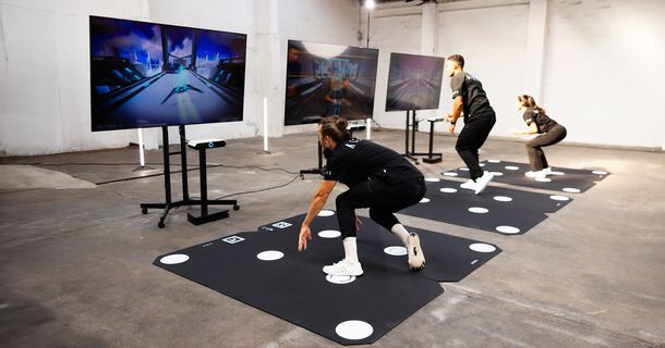 Fitnessstudiomitglieder beim Warm-Up mit dem AIRIS