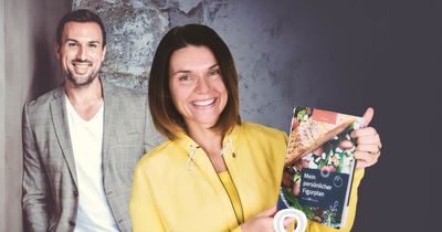 Bastian Feder (l. ) und Christa Hackl mit Buch in der Hand