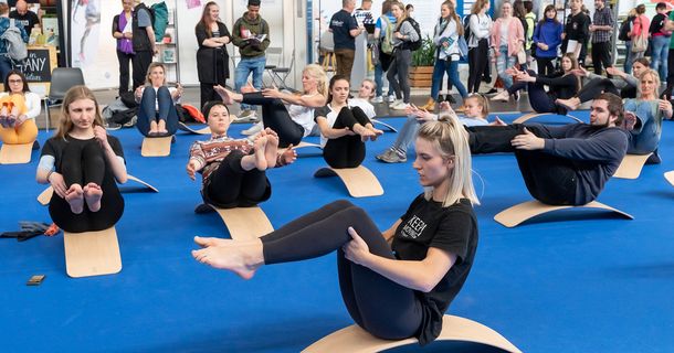 Eine Gruppe von jungen Menschen tut etwas für ihre Gesundheit auf der Therapiemesse therapie Leipzig