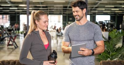 Mann und Frau in einem Fitnessstudio