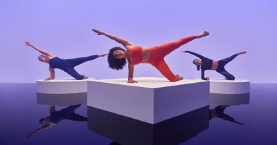 Drei Damen auf jeweils einem kleinen Podest machen eine Pilates-Pose