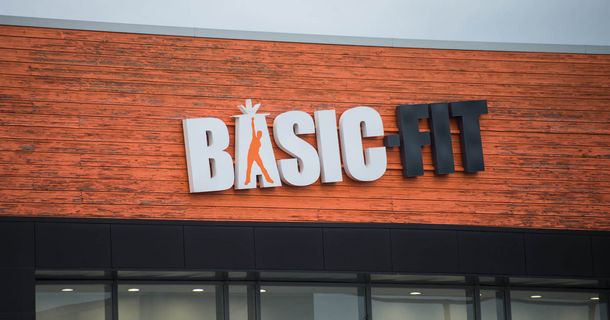 Basic-Fit Logo auf Hauswand