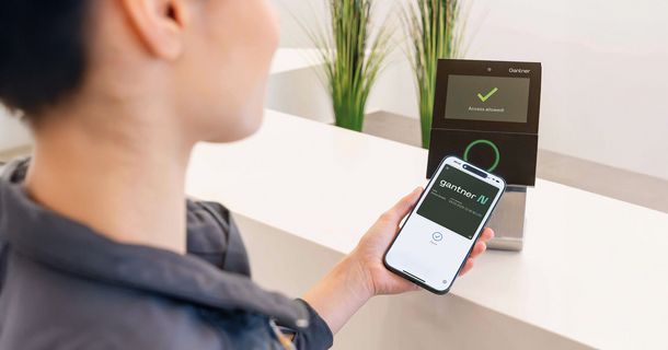 Frau hält Handy mit Gantner App in der linken Hand