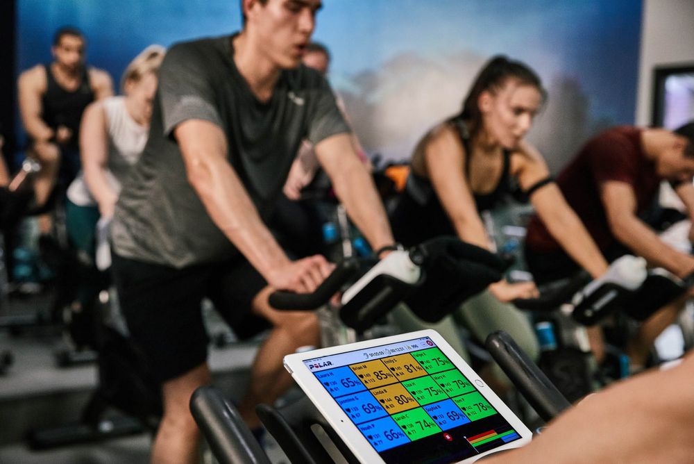 Gruppenfitness Spinning Kurs trainieren mit gemeinsamer Messung der Herzfrequenz durch die "Polar Club App on Tour"