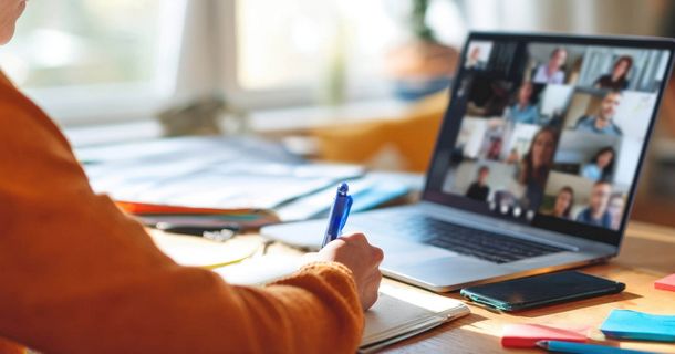 Person sitzt vor dem Laptop und schaut sich das aktuelle Webinar zur Telematikinfrastruktur vom Verband für Physiotherapie an