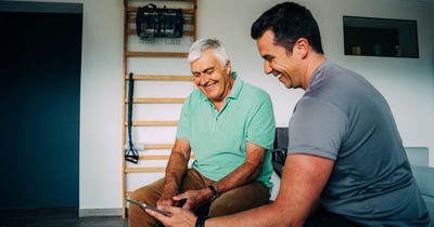 Physiotherapeut und Patient bei der Auswertung der Stoffwechselanalyse