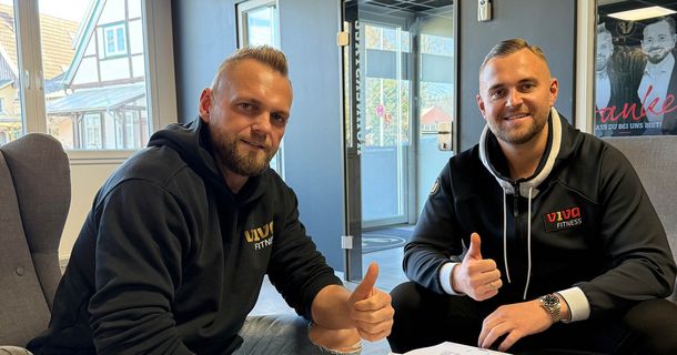 Viktor und Valeri Reimchen unterschreiben den Mietvertrag für ein Fitnessstudio in der Galerie Troisdorf