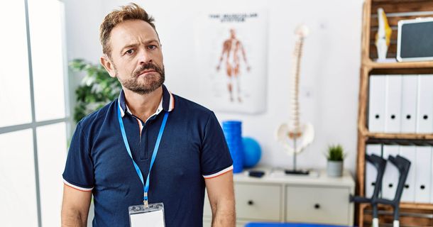 Physiotherapeut ist unzufrieden mit Fachkräftemangel und aufwendiger Bürokratie