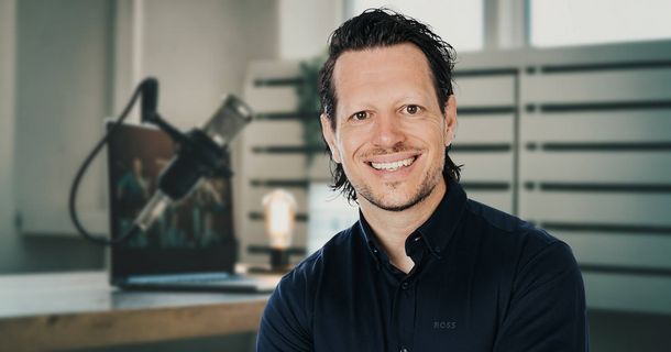 Marcus Appelt vor einem Podcast Setup