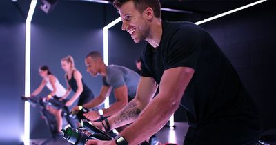 Indoor Cycling: Instruktoren auf einem Indoor Cycling Bike