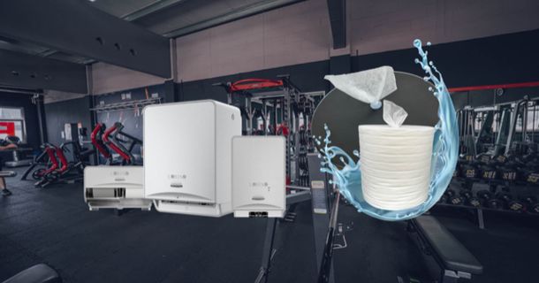 Desinfektionstücher und Waschraumsysteme im Vordergrund, im Hintergrund ein GET FIT Fitnessstudio