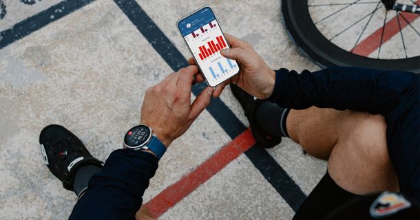 Hände halten Smartphone 