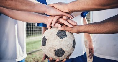 Fußball, Hände zusammen und Zusammenarbeit zur Unterstützung, Sport und Training im Stadion. Teamwork, Gruppengespräch und Fußballspieler mit Motivation für Bewegung, Trainingsziele und Erfolg im Wettkampf.