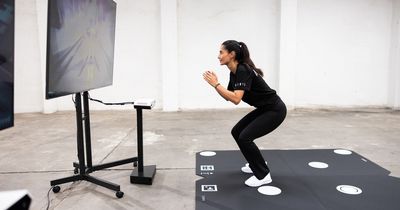Patientin beim Training mit der AIRIS-Trainingsstation