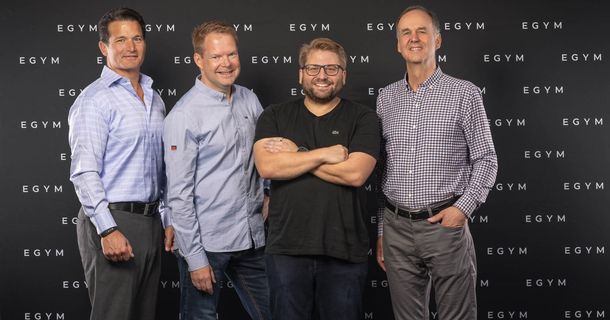 Philipp Roesch-Schlanderer (2. v. r.) mit den neuen Investoren vor einer EGYM-Presssewand