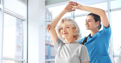 Ausländisch aussehende Physiotherapeutin behandelt Patientin