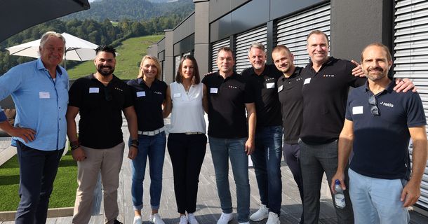 Mitarbeiter von EGYM und seca auf einer Terrassein der Schweiz