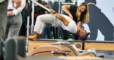 Mann testet auf der FIBO eine Pilates-Übung